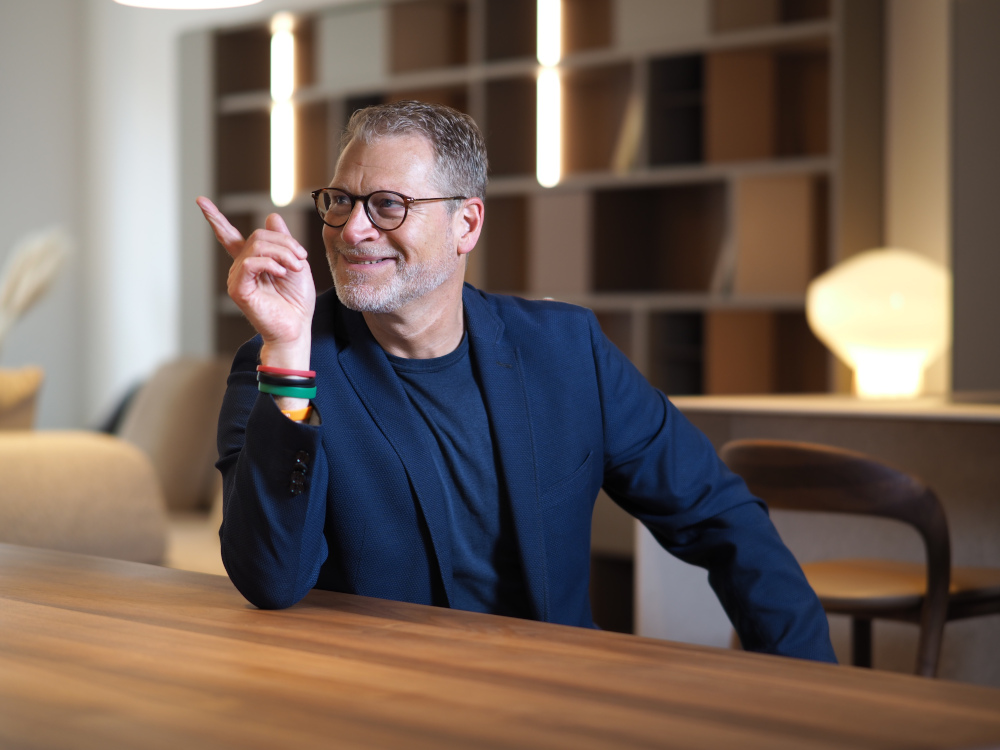 Thomas Laux VBC-Partner - Beratungsgespräch zwischen Verkäufer und Kunde über strategische Entscheidungen im B2B-Vertrieb.