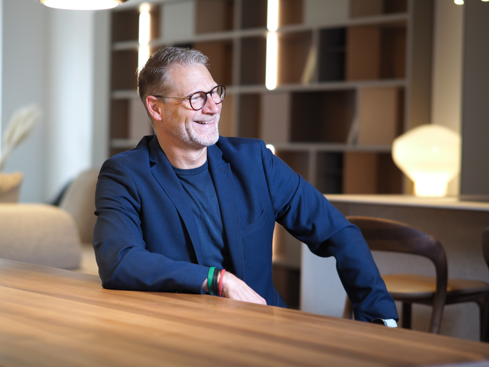 Thomas Laux VBC-Partner - Beratungsgespräch zwischen Verkäufer und Kunde über strategische Entscheidungen im B2B-Vertrieb.